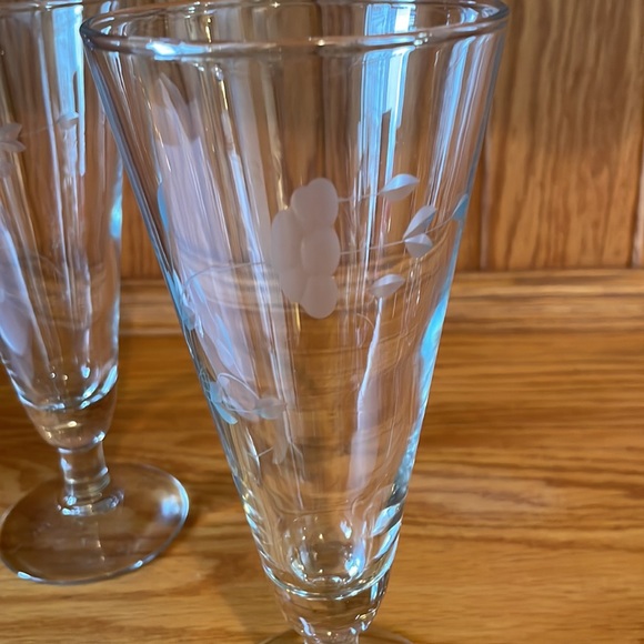 2 gorgeous glasses with floral etching - Picture 3 of 3